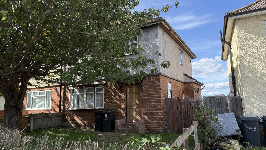 Lot: 39 - SEMI-DETACHED HOUSE FOR REPAIR AND REFURBISHMENT - External image of house from front garden